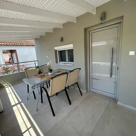 Cozy In Paralia Ofryniou *